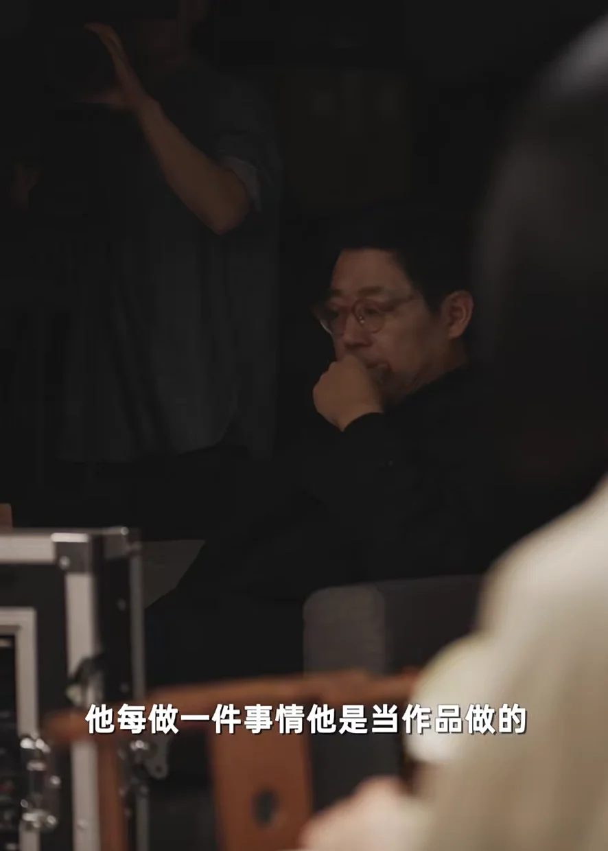 徐沪生访谈侧影,字幕为他每做一件事情他是当作品做的